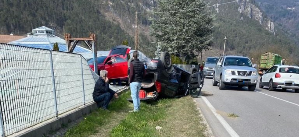 Violento frontale tra due auto, nello scontro una si ribalta: due feriti in ospedale